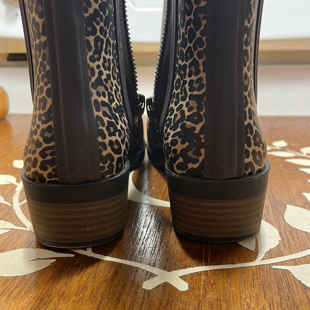 Women's LUCKY BRAND Basil rubber side zip animal print bootie. Size 7 - Picture 3 of 8